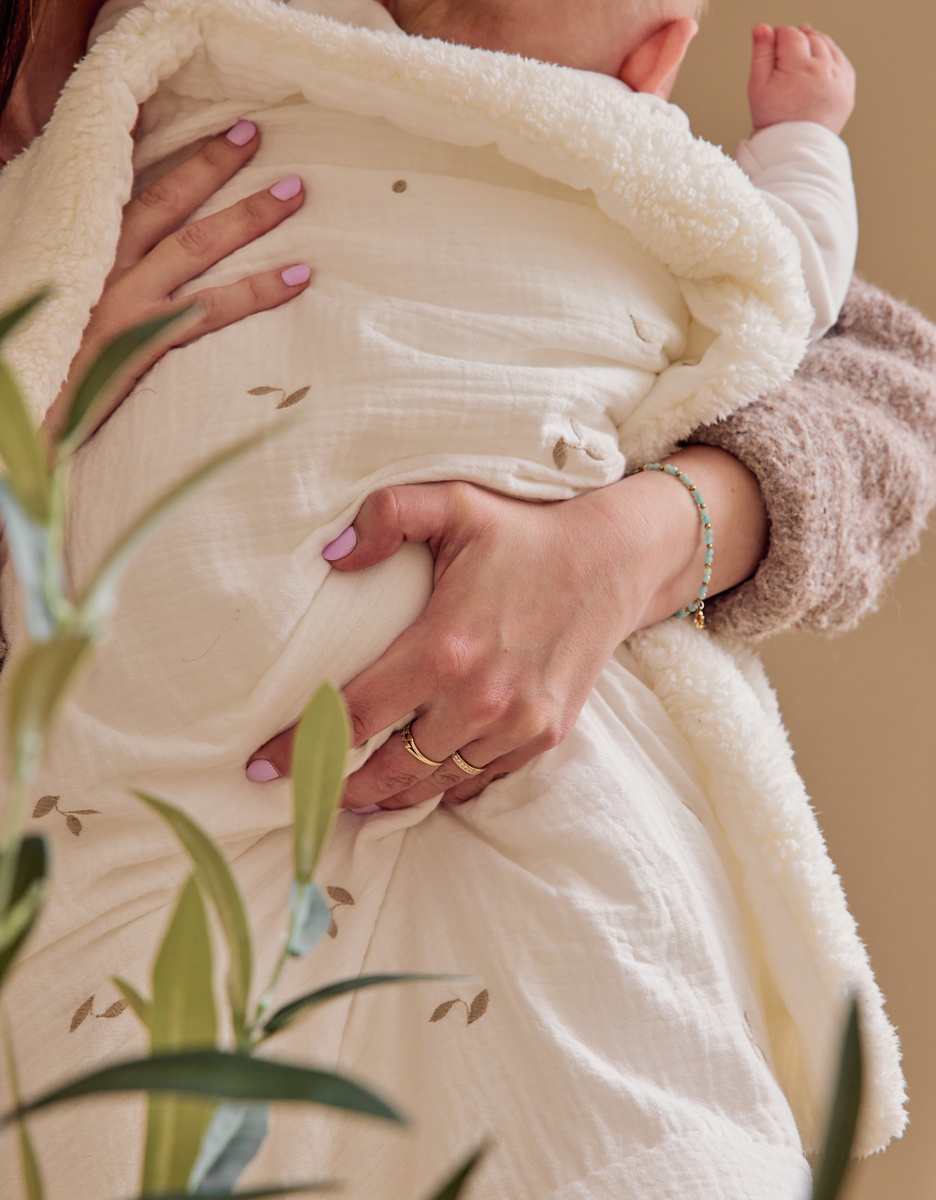 75x100cm muslin and sherpa blanket in ecru
