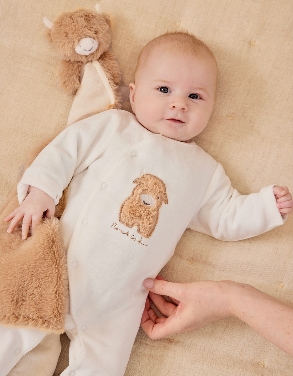 Witte velours pyjama met borduursel – Fluffy
