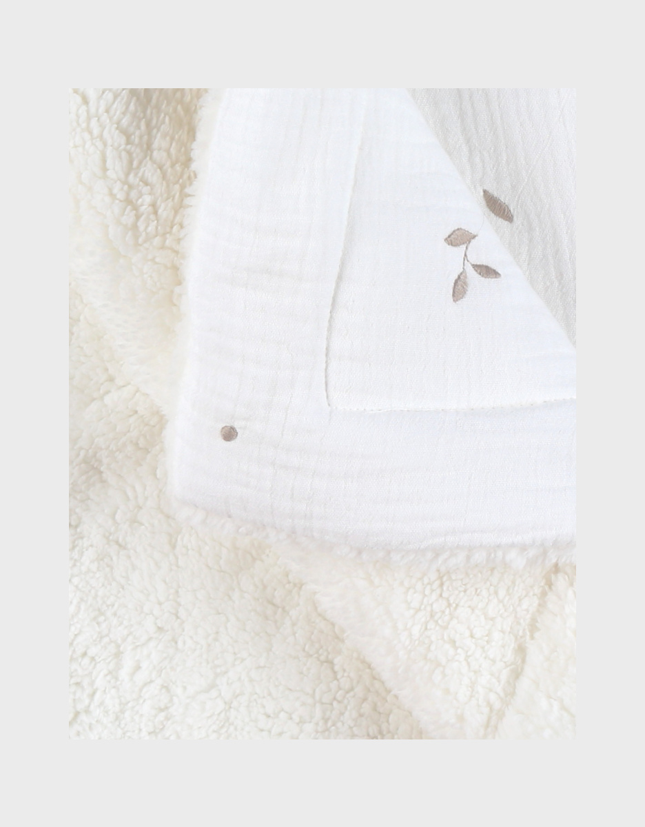 75x100cm muslin and sherpa blanket in ecru
