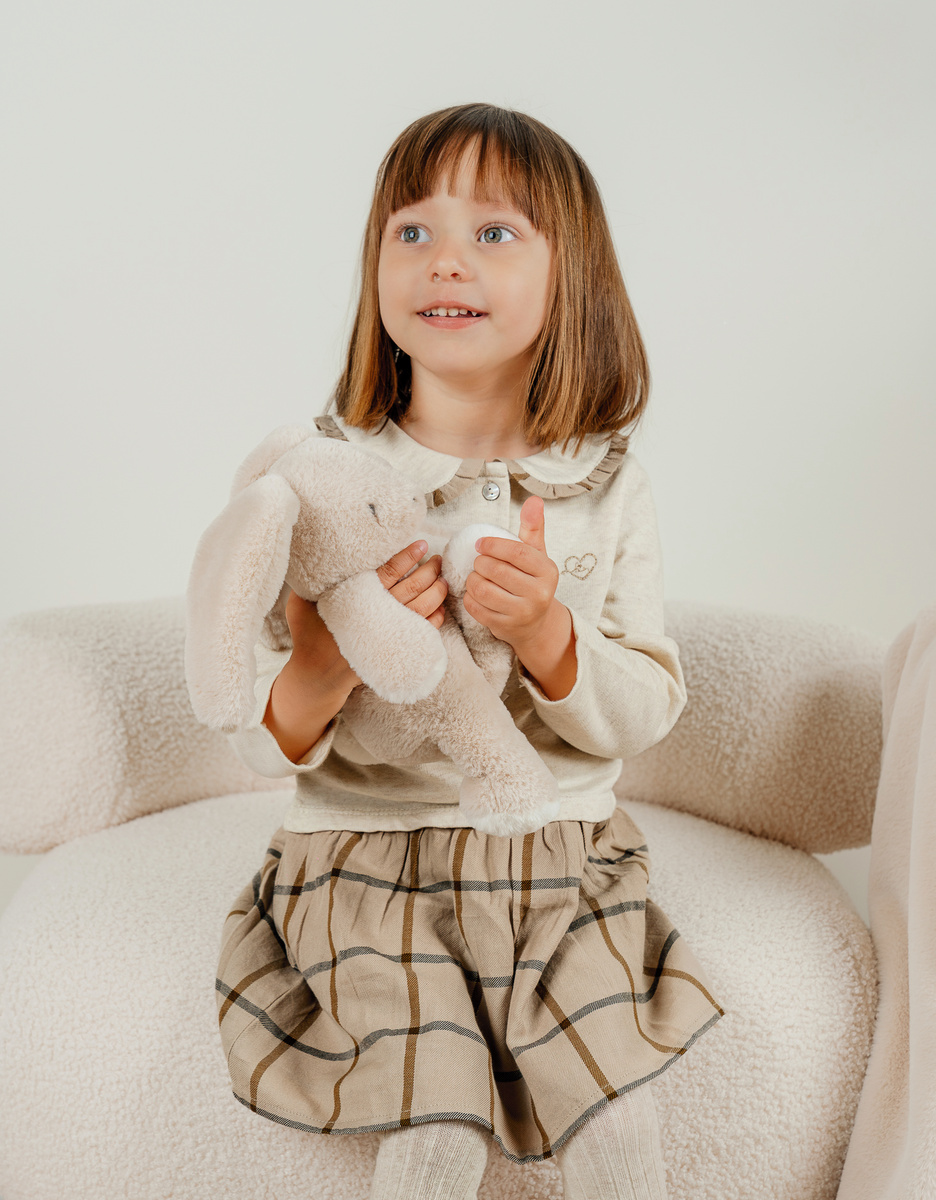 Tweekleurige babyjurk met beige ruitjes
