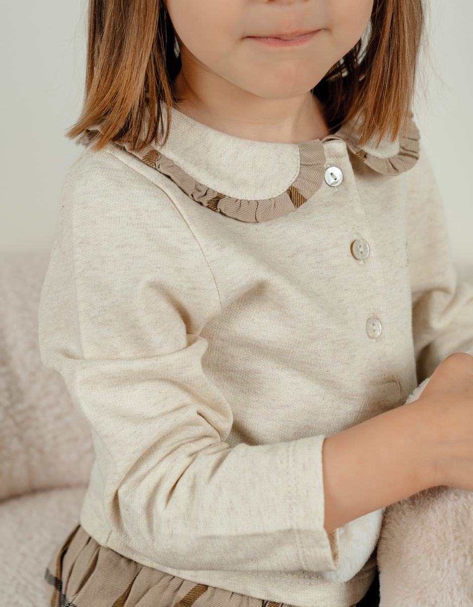 Tweekleurige babyjurk met beige ruitjes
