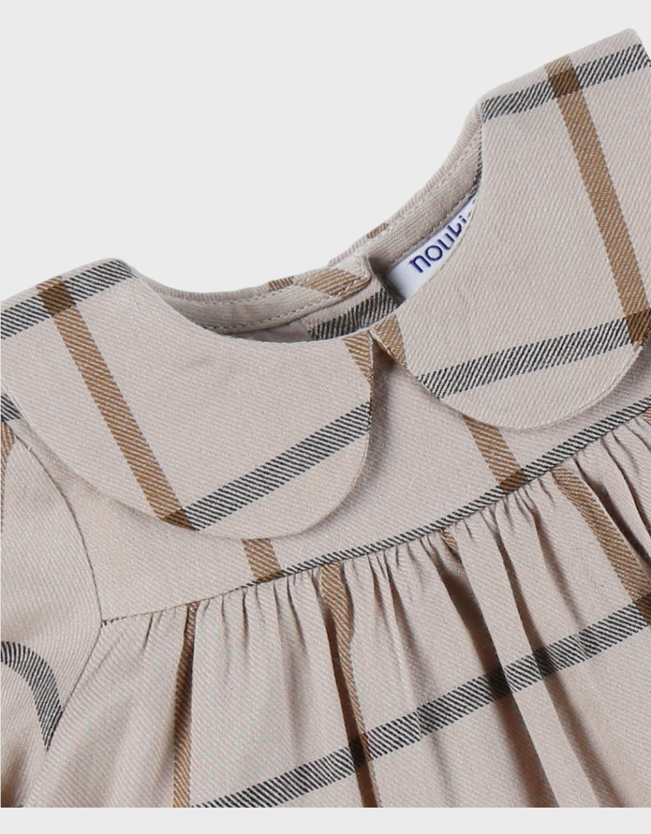 Babyjurk met beige ruitjes
