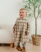 Babyjurk met beige ruitjes
