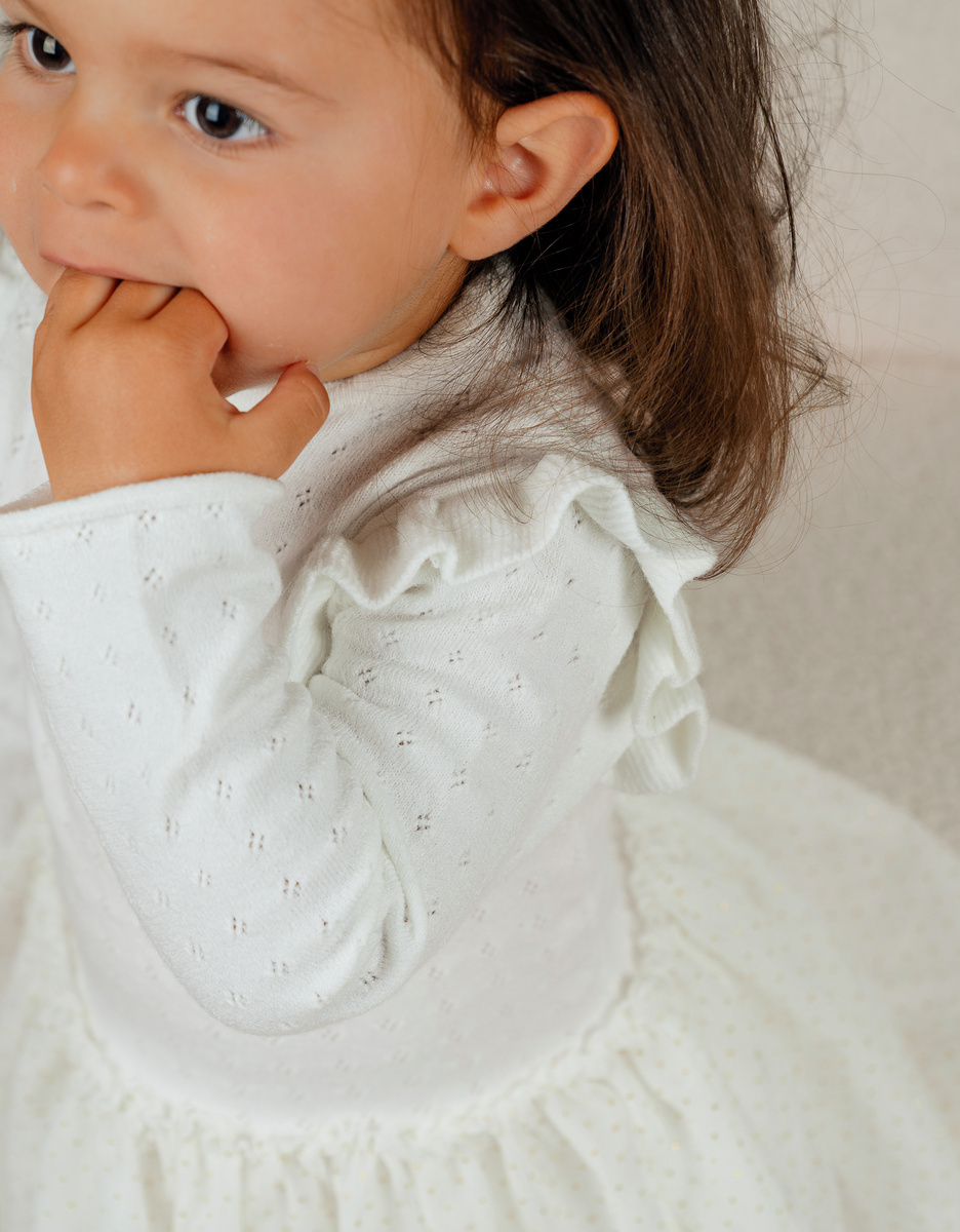 Witte jurk in twee materialen met gebreid lurex
