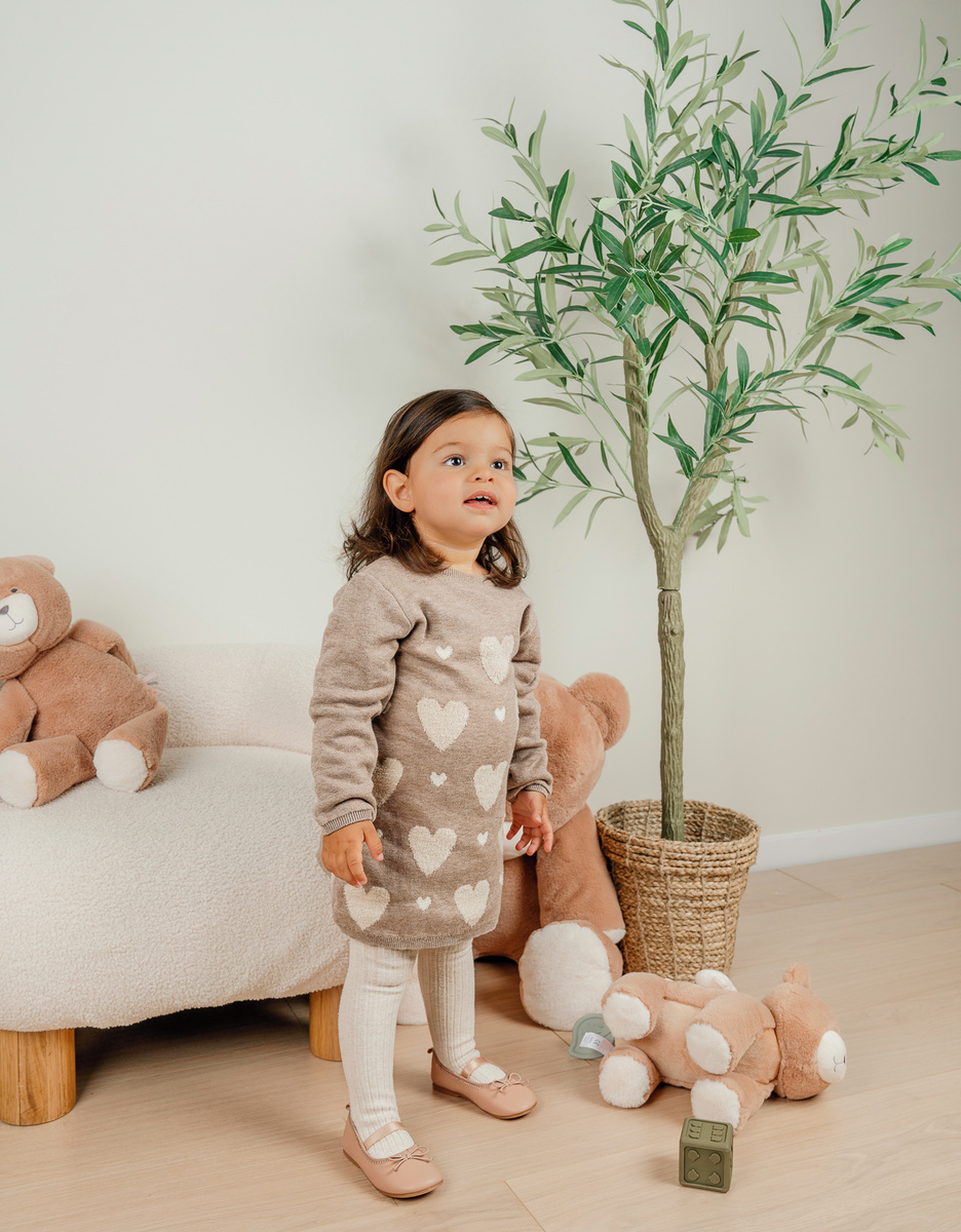 Beige gebreide jurk met hartjes
