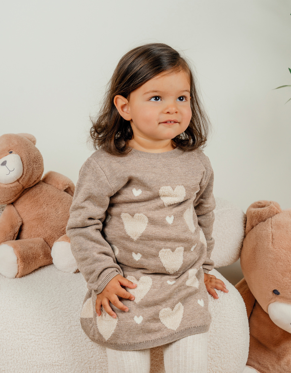 Beige gebreide jurk met hartjes
