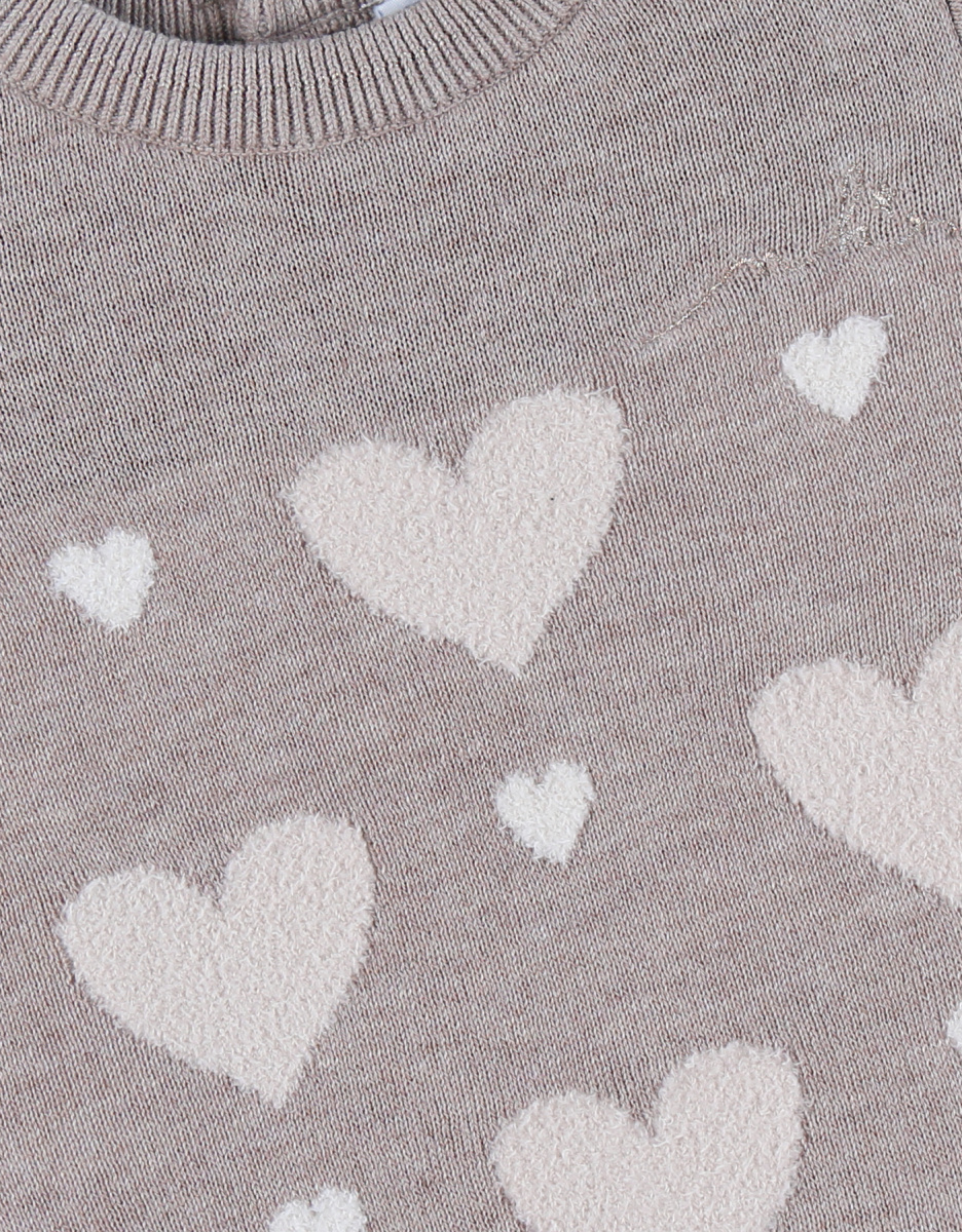 Beige gebreide jurk met hartjes
