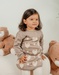 Beige gebreide jurk met hartjes
