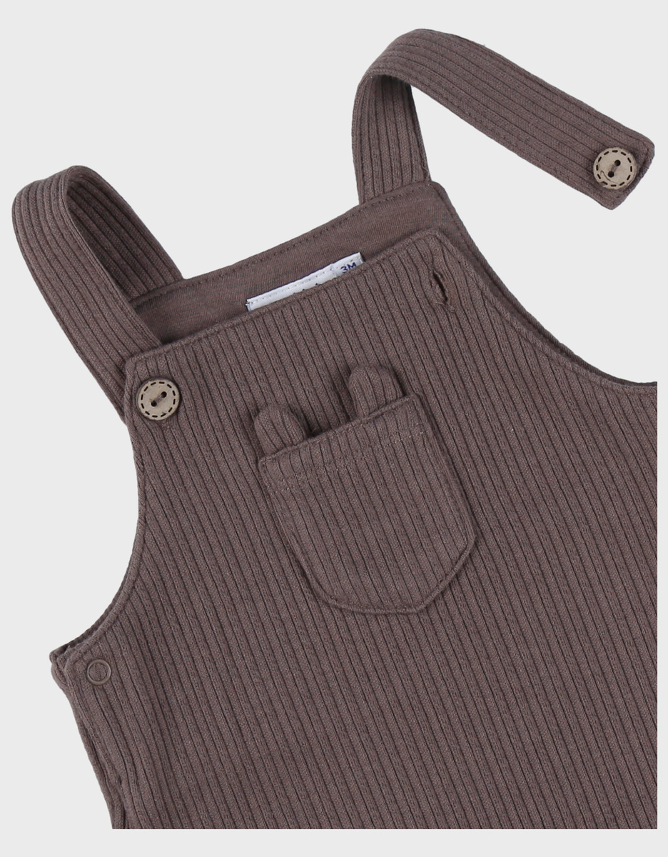 Ensemble salopette en velours côtelé marron et t-shirt manches longues