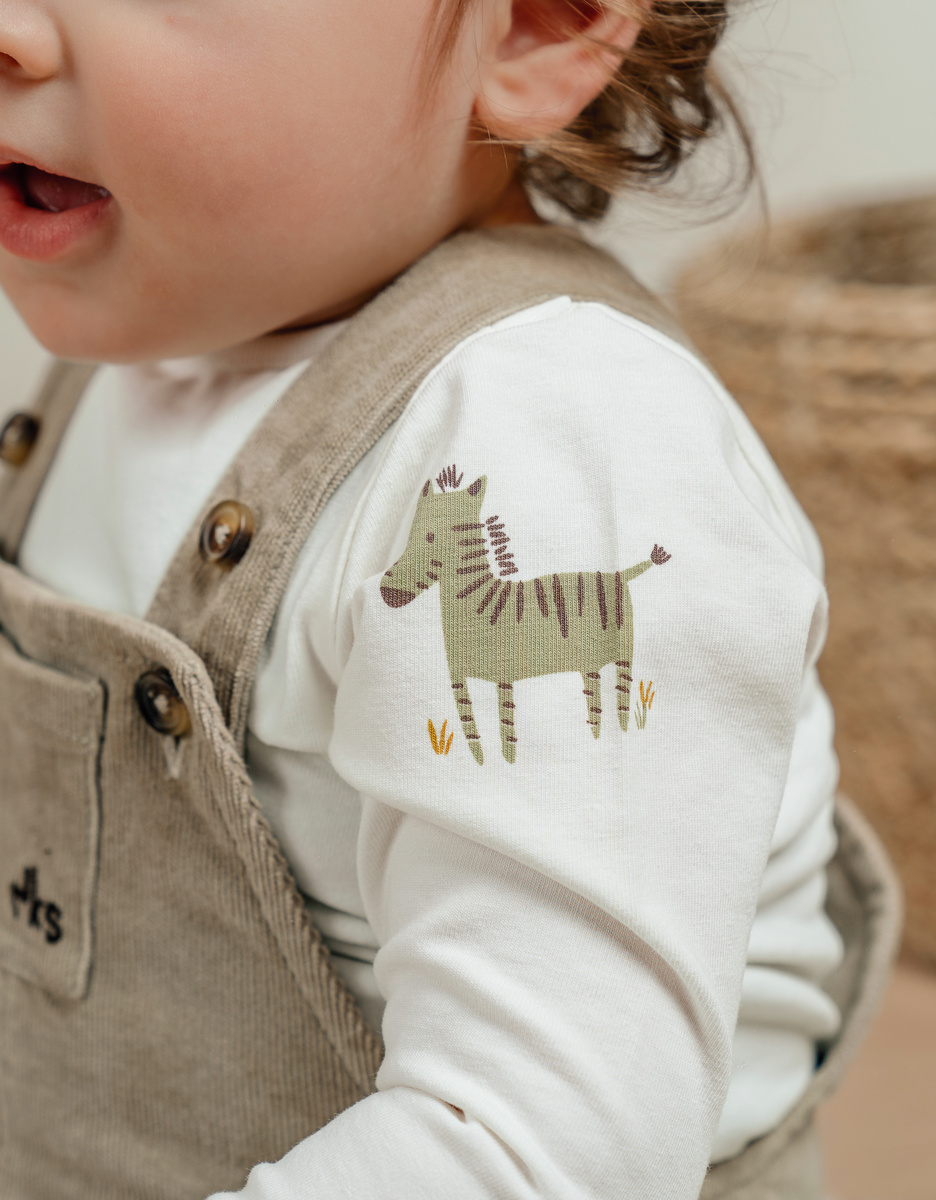 Ensemble salopette marron en velours et t-shirt manches longues