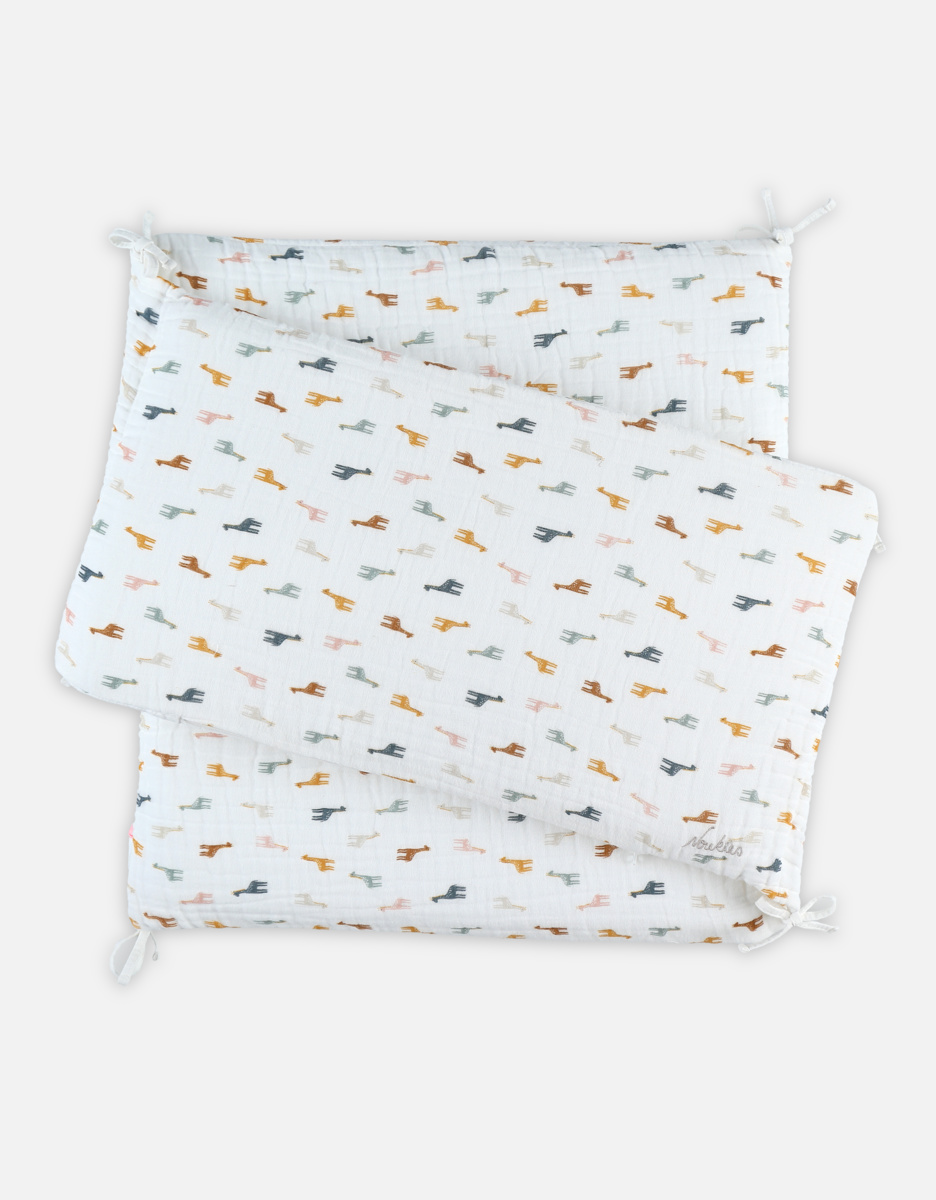 Breathable bed bumper with giraffe print, ORGANIC muslin