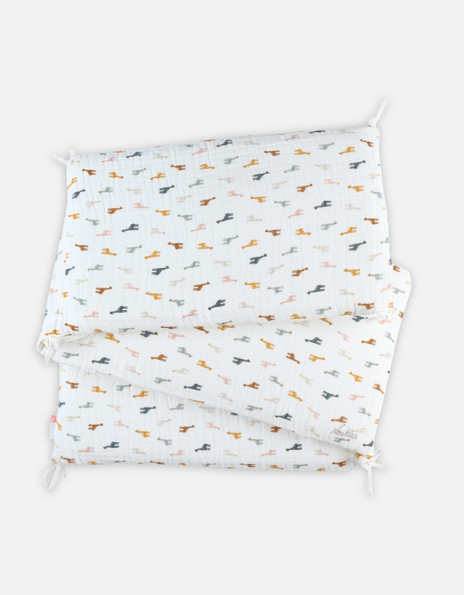 Breathable bed bumper with giraffe print, ORGANIC muslin