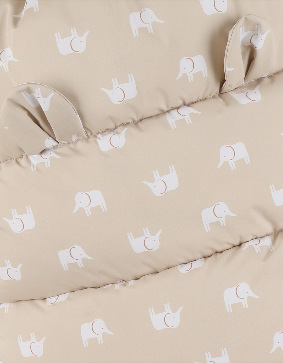 Water-repellent beige footmuff with elephant pattern 80x50 cm

