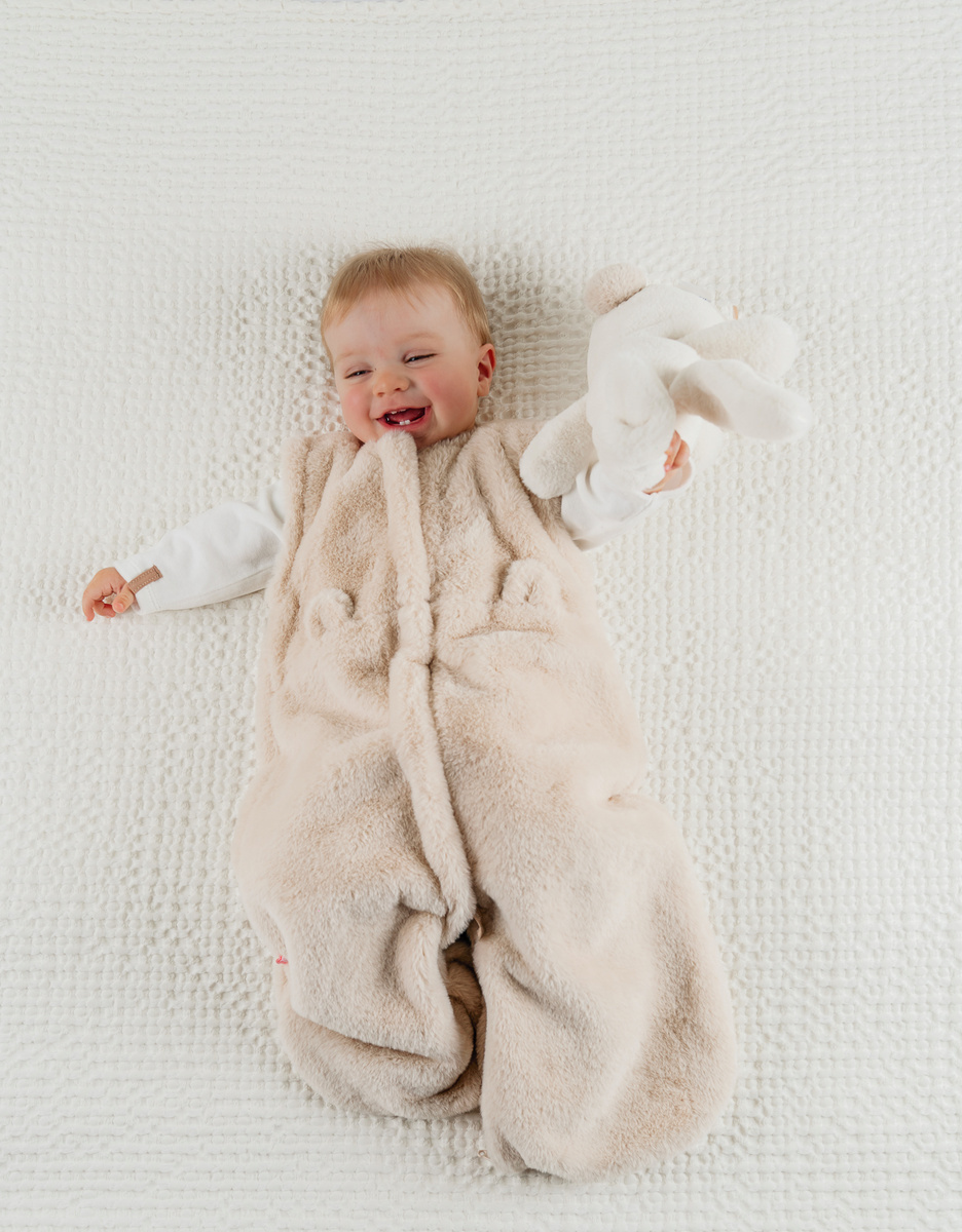 Gigoteuse en fausse fourrure beige 70 cm