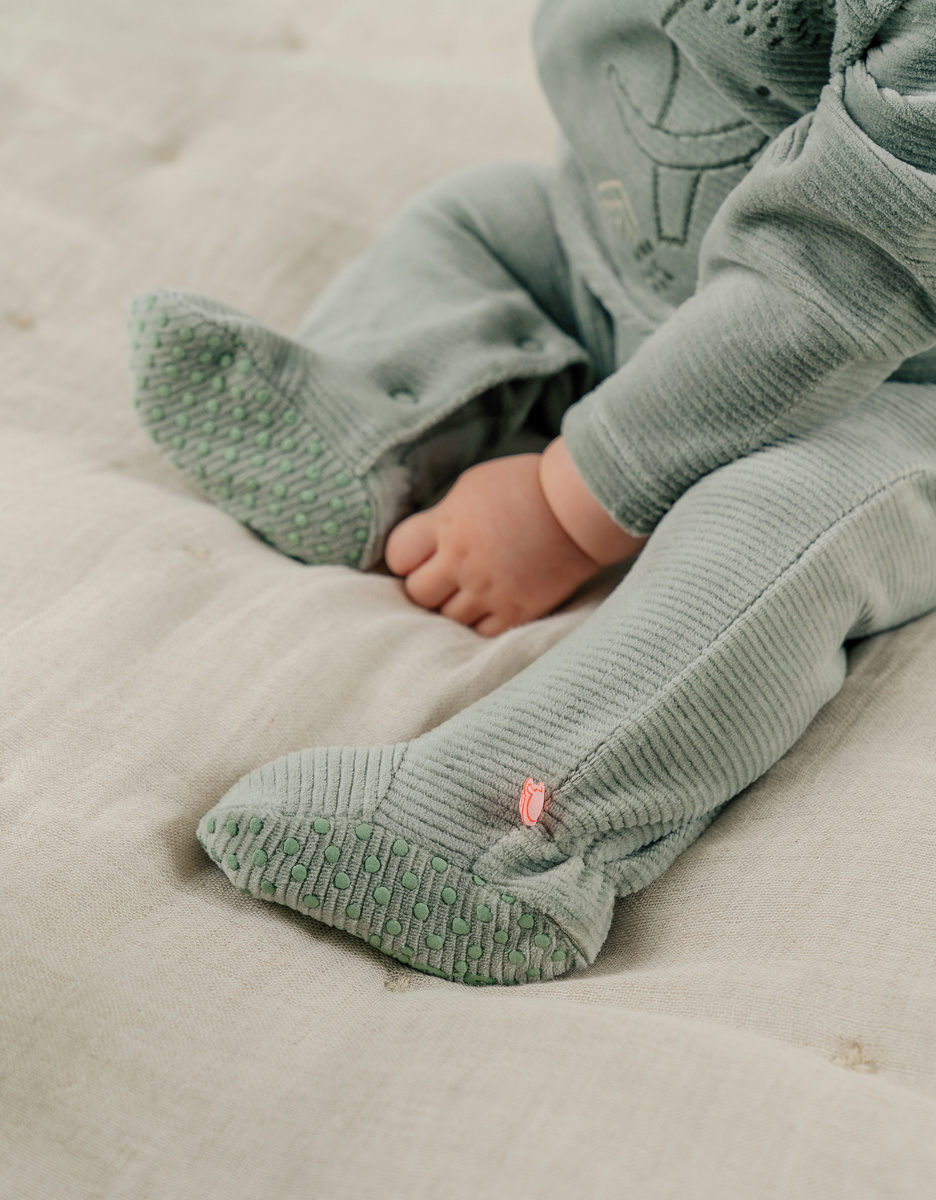 Groene babypyjama met olifantenborduursel in geribd fluweel
