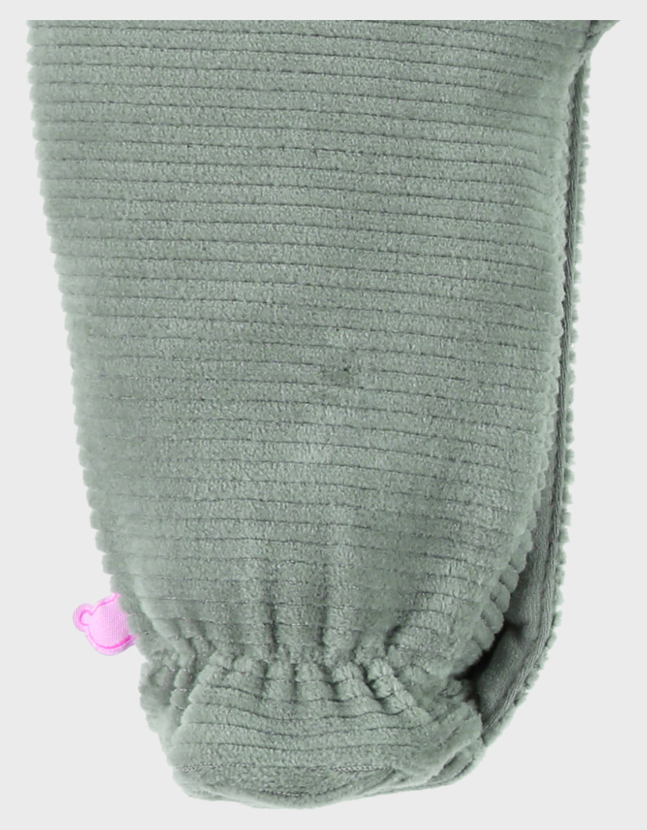 Groene babypyjama met olifantenborduursel in geribd fluweel

