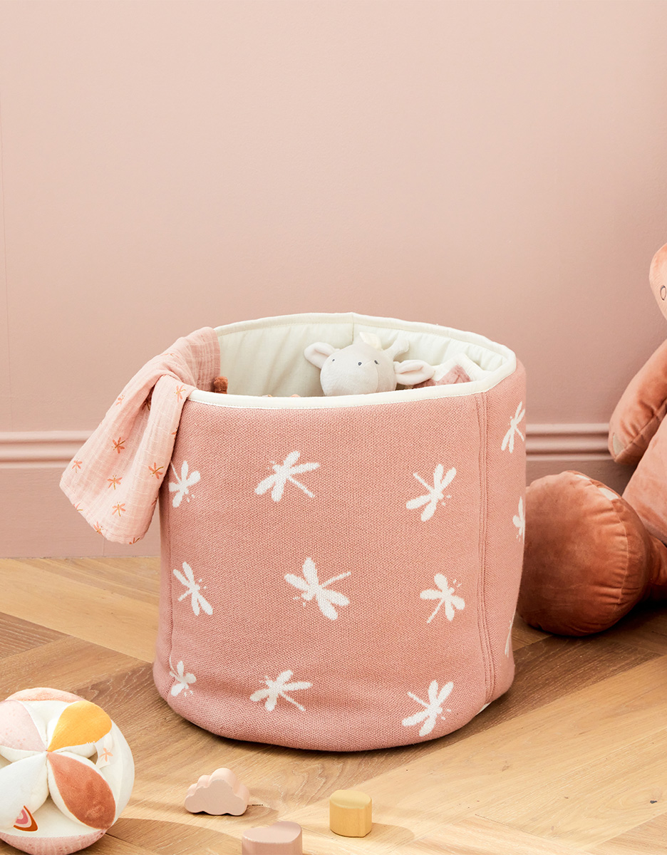 Opbergmand met libellen uit Bio tricot, poederroze