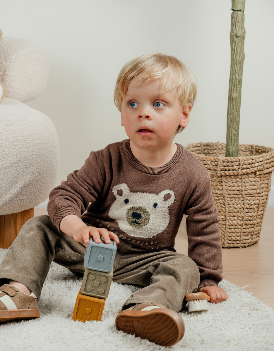 Pull en tricot marron avec motif ours