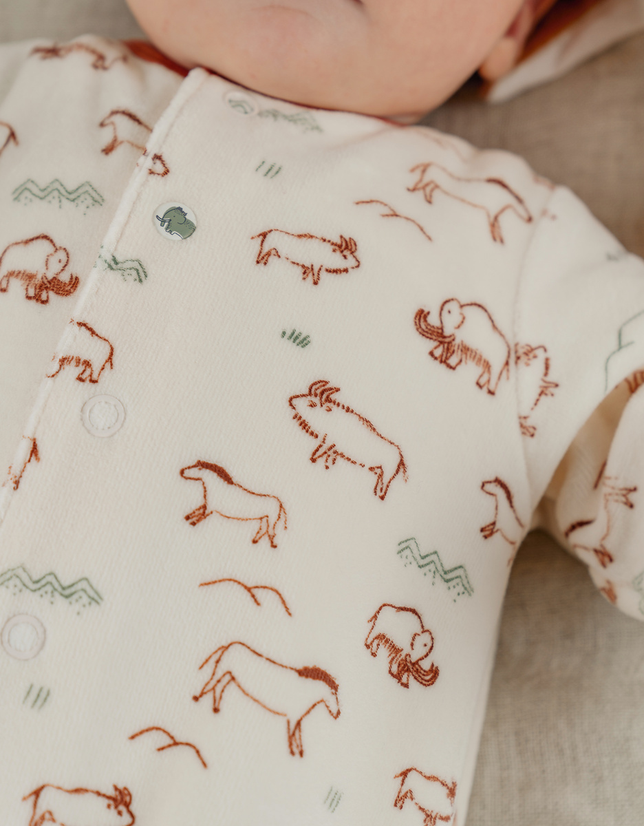 Babypyjama met mammoetprint in fluweel
