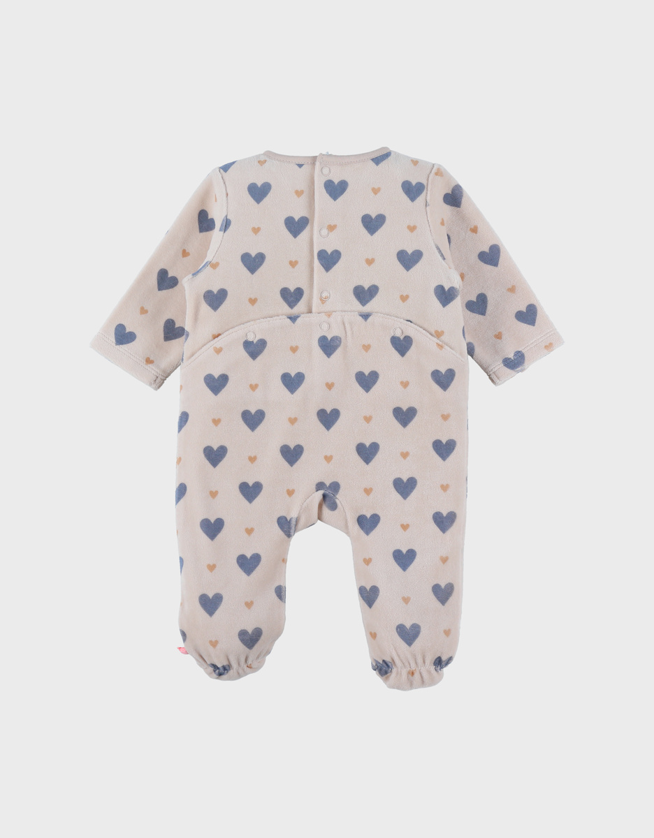 Baby pyjama van beige velours met hartjesprint
