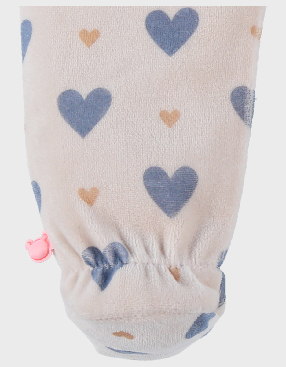 Baby pyjama van beige velours met hartjesprint
