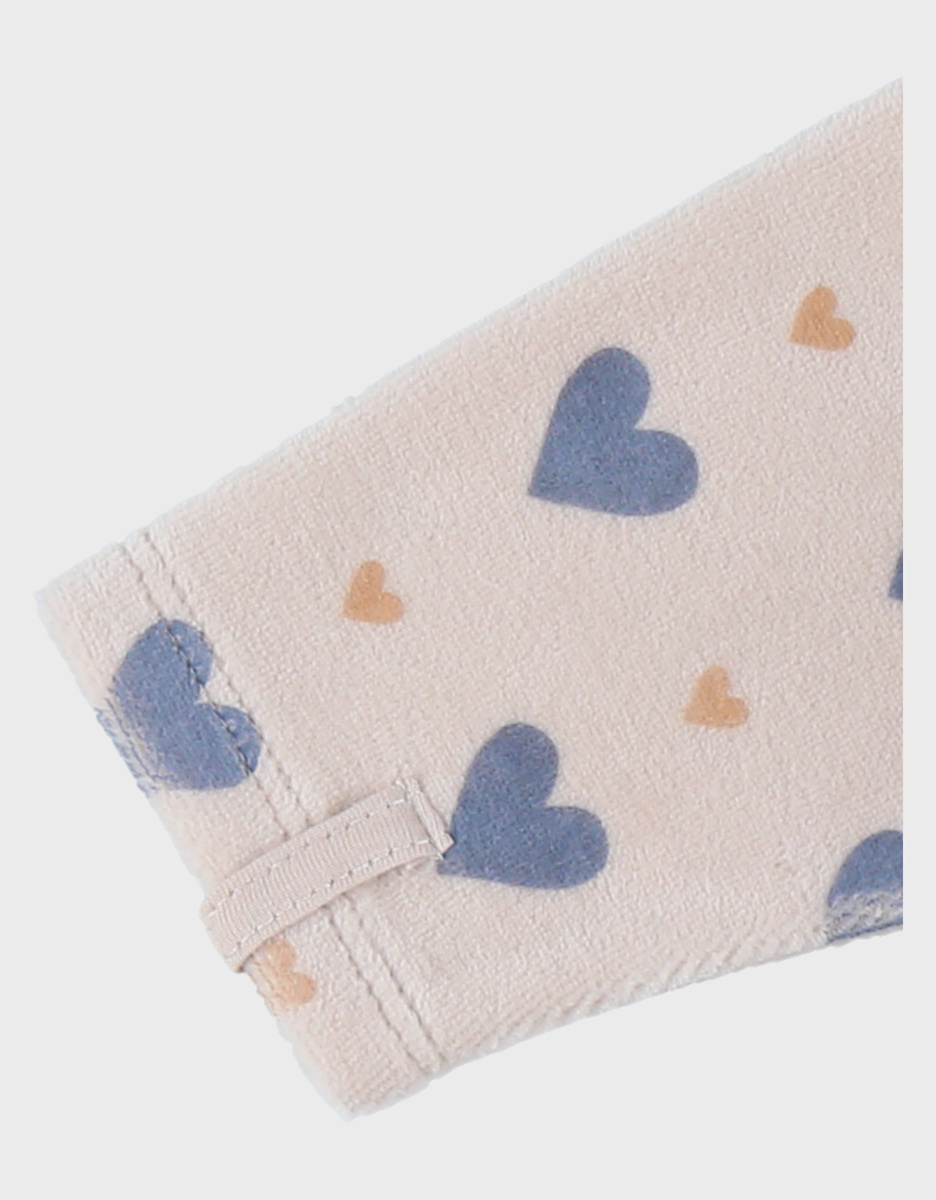 Baby pyjama van beige velours met hartjesprint
