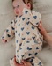 Baby pyjama van beige velours met hartjesprint
