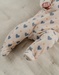 Baby pyjama van beige velours met hartjesprint
