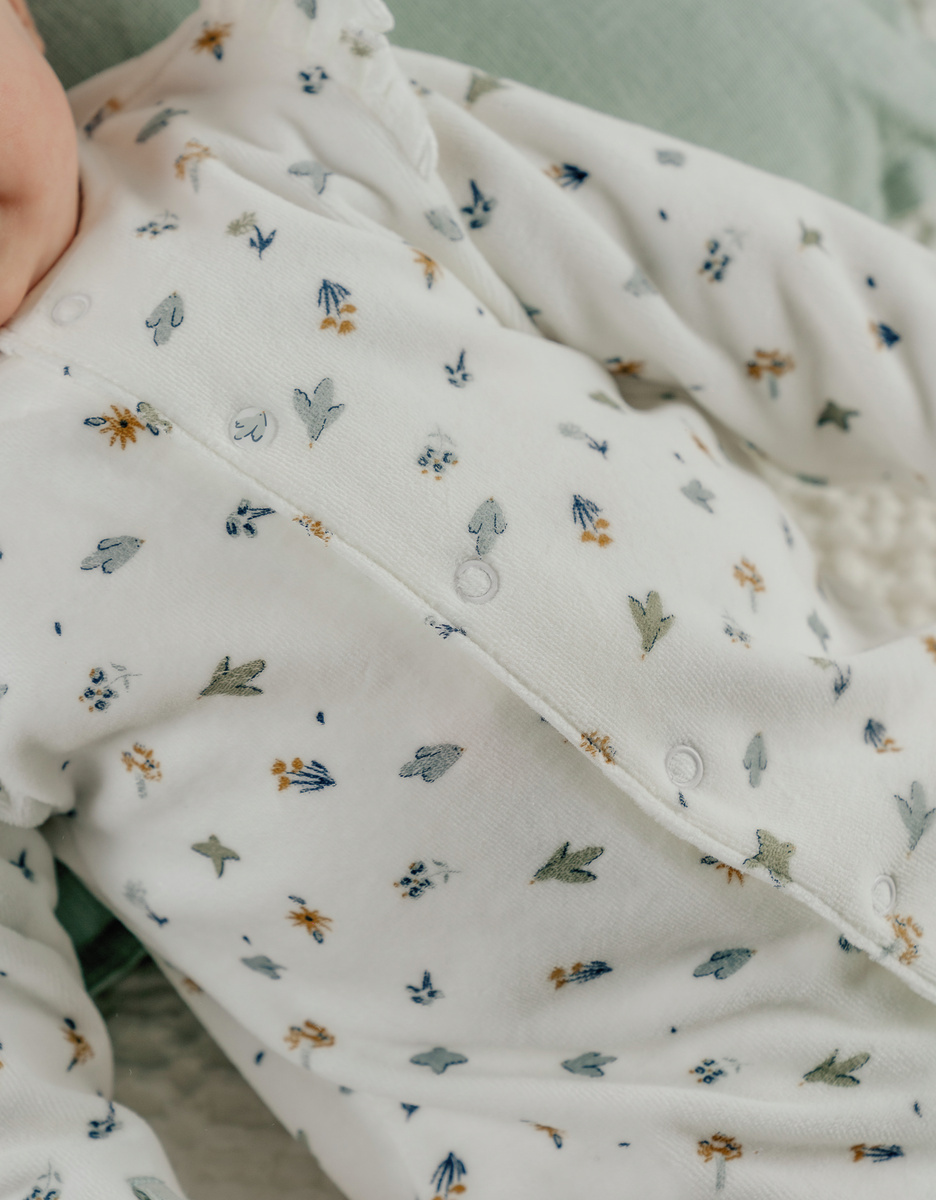 Witte velours baby pyjama met vogelprint
