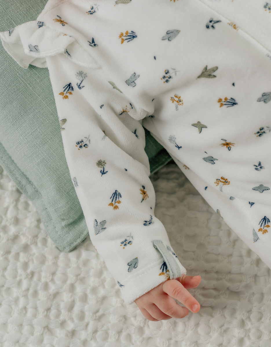 Witte velours baby pyjama met vogelprint
