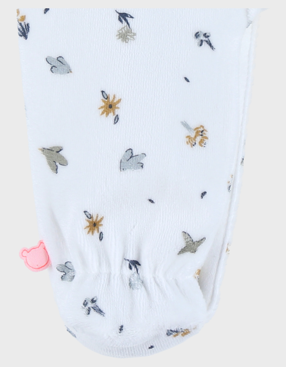 Witte velours baby pyjama met vogelprint

