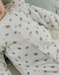 Witte velours baby pyjama met vogelprint
