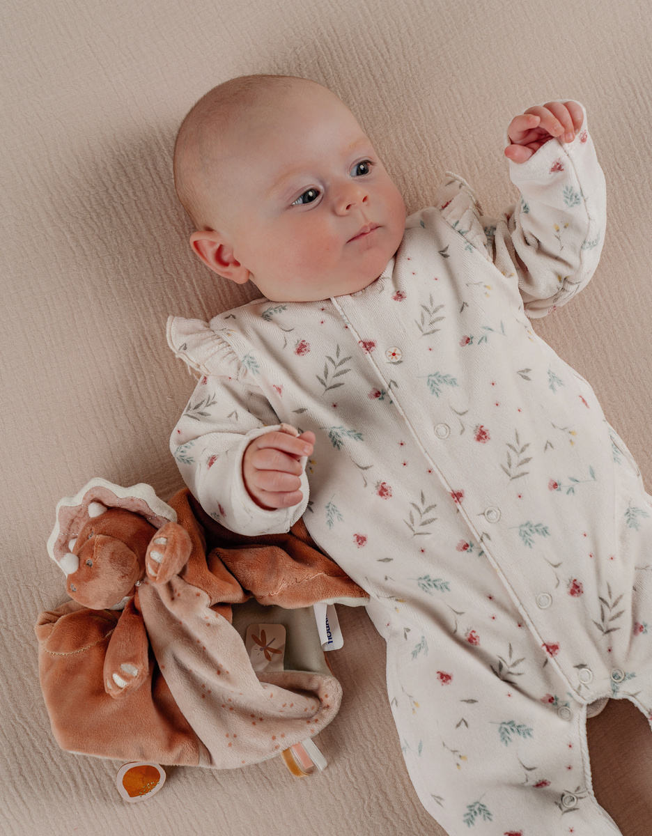 Lichtroze velours baby pyjama met bloemenprint en ruches
