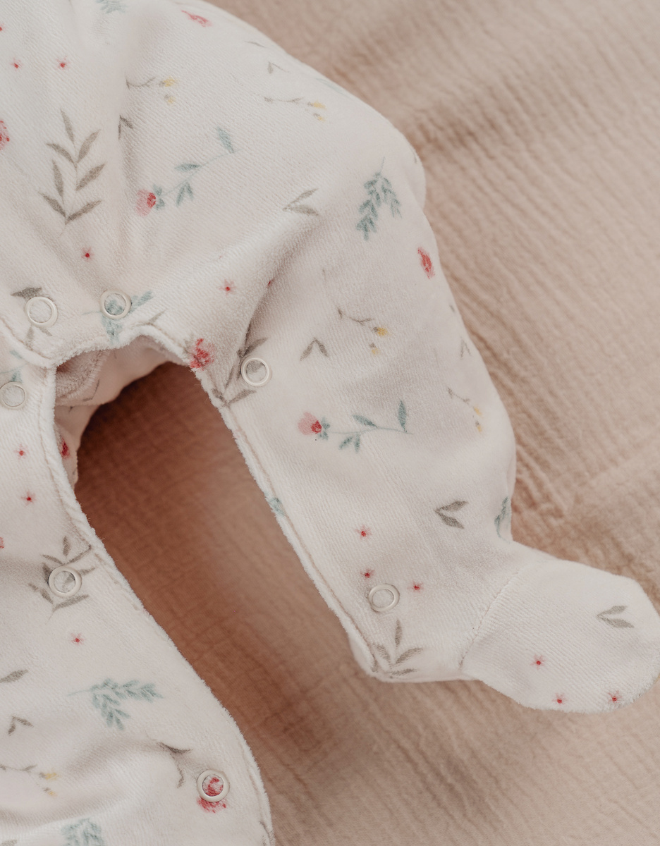 Lichtroze velours baby pyjama met bloemenprint en ruches
