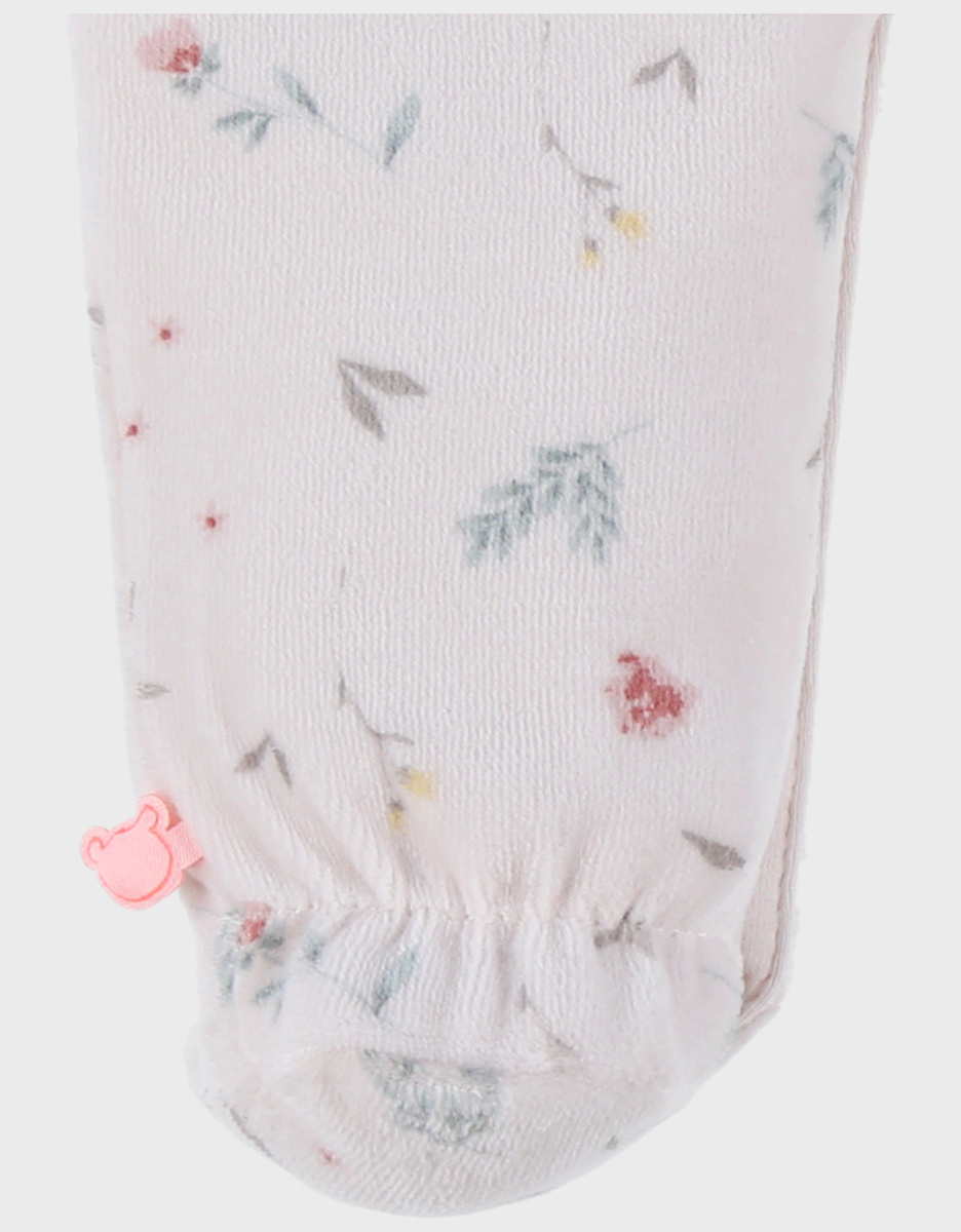 Lichtroze velours baby pyjama met bloemenprint en ruches
