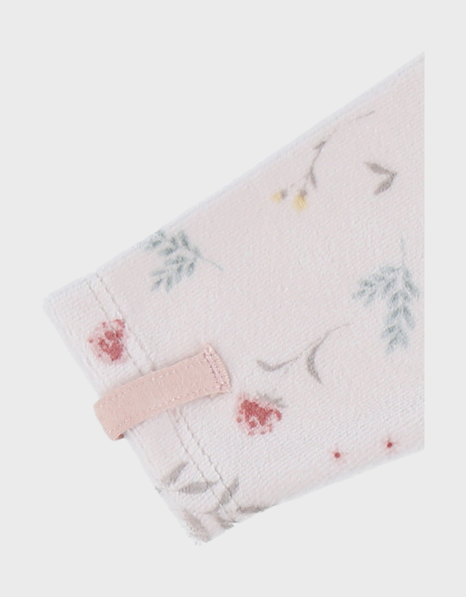 Lichtroze velours baby pyjama met bloemenprint en ruches
