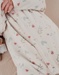 Lichtroze velours baby pyjama met bloemenprint en ruches
