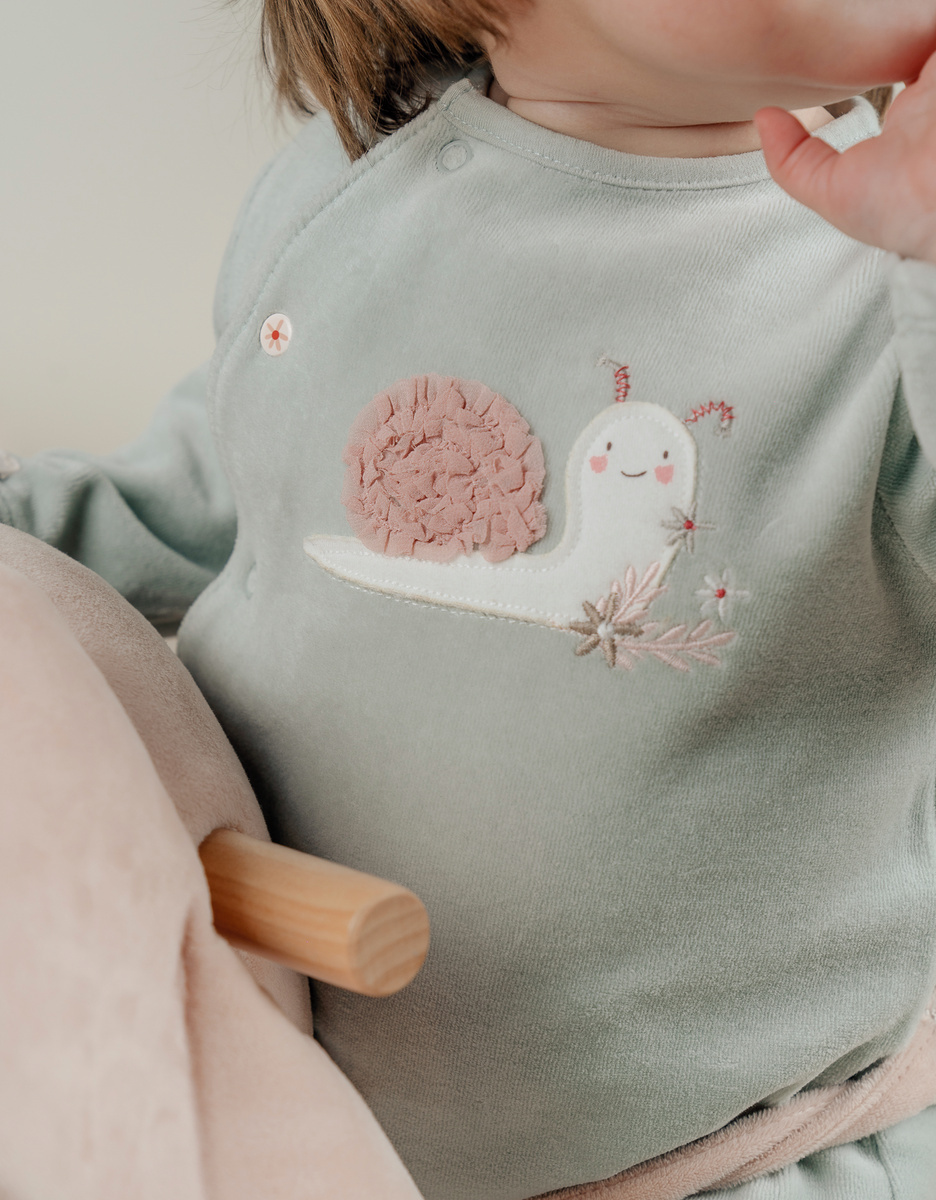 Baby pyjama van groene velours met slakkenborduursel
