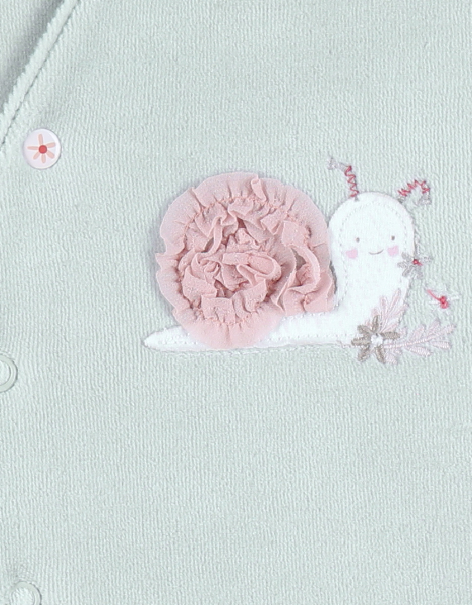 Baby pyjama van groene velours met slakkenborduursel
