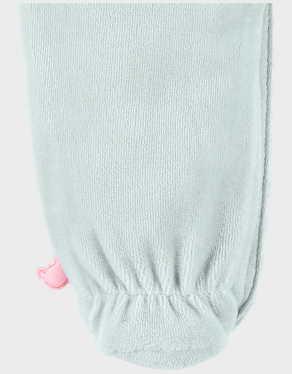 Baby pyjama van groene velours met slakkenborduursel
