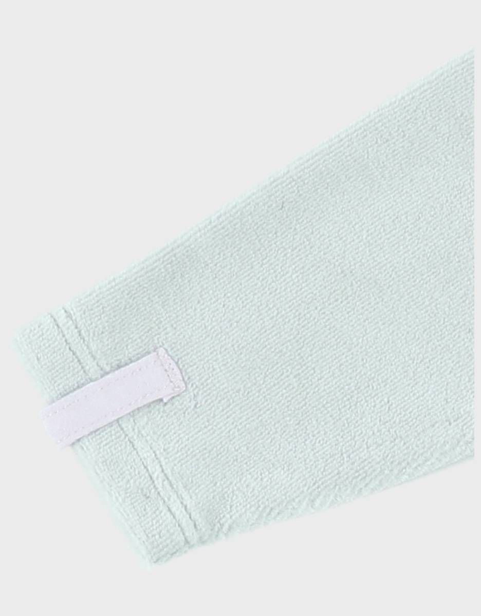Baby pyjama van groene velours met slakkenborduursel
