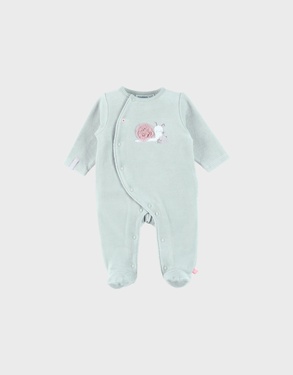 Baby pyjama van groene velours met slakkenborduursel
