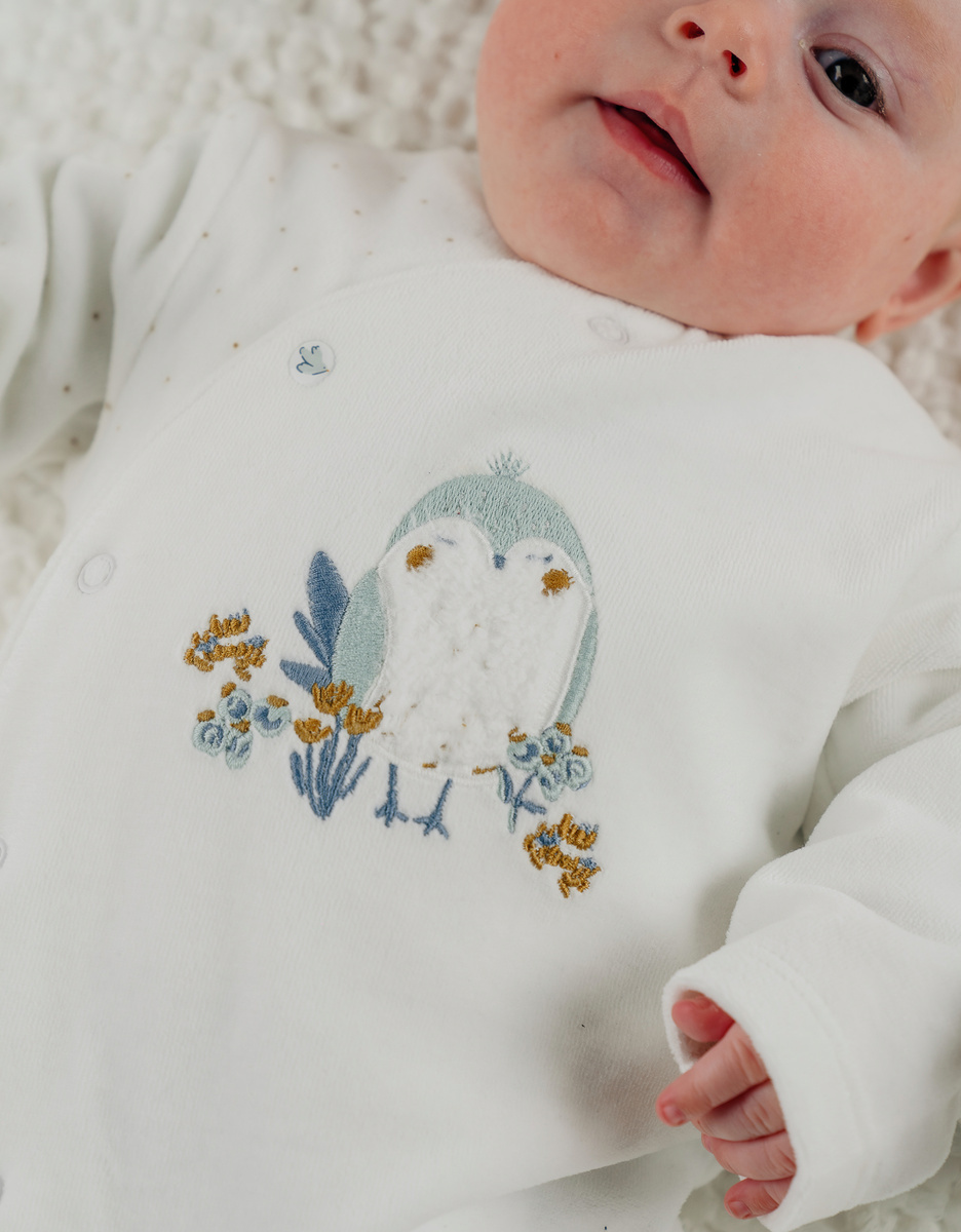 Baby pyjama van witte velours met vogelborduursel
