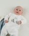 Baby pyjama van witte velours met vogelborduursel
