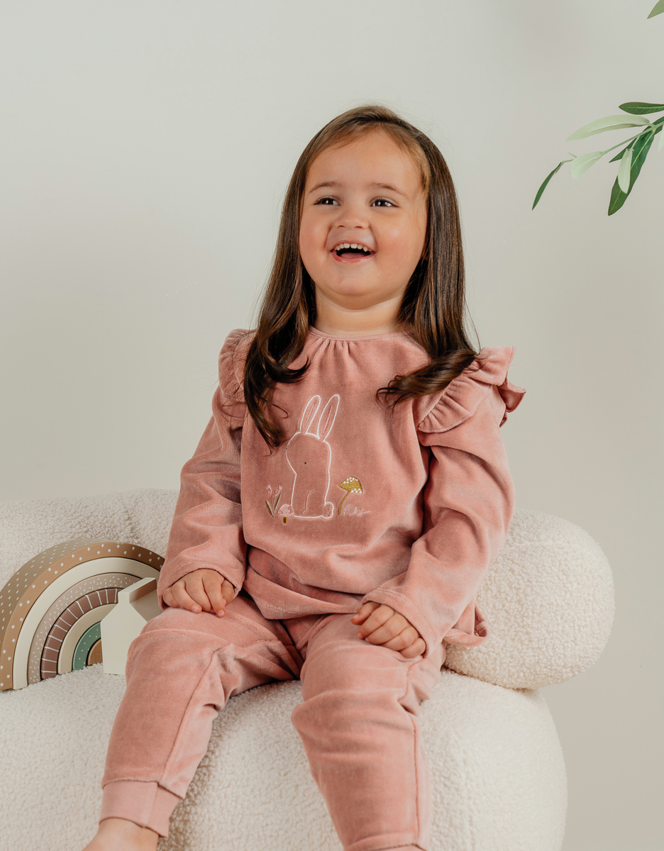 Pyjamaset van velours in roze met konijnenborduursel
