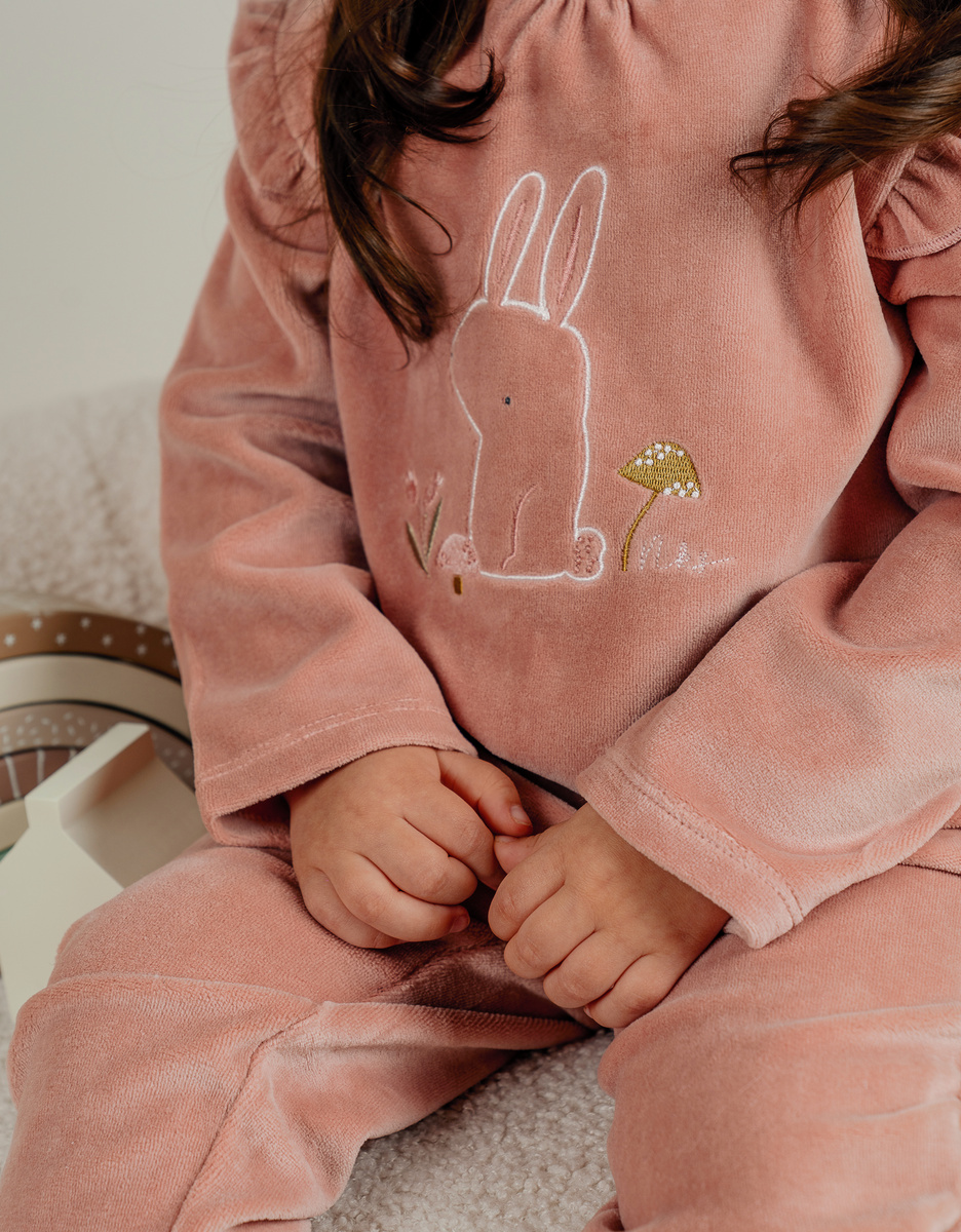 Pyjamaset van velours in roze met konijnenborduursel
