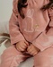 Pyjamaset van velours in roze met konijnenborduursel
