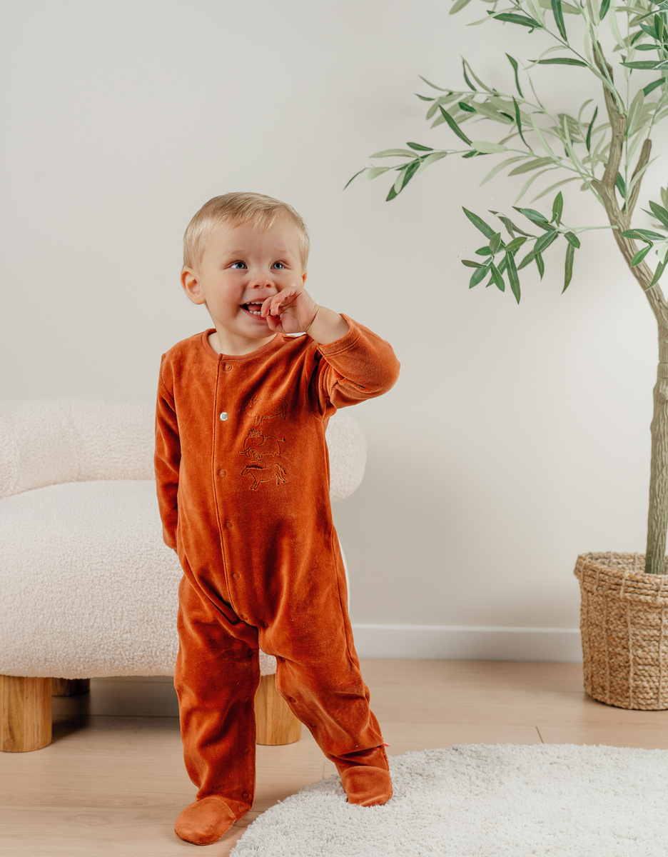 Roestkleurige babypyjama met dierenborduursel in fluweel
