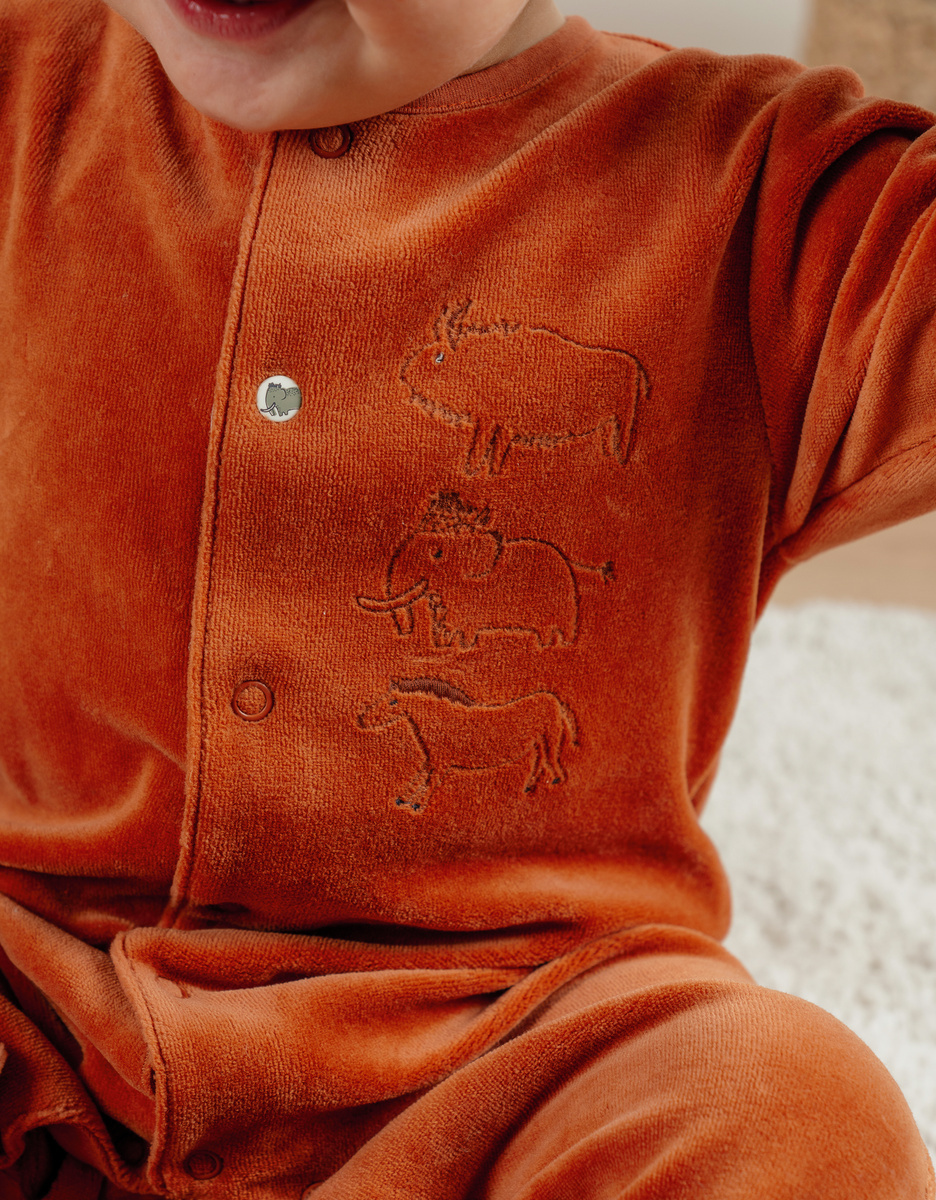Roestkleurige babypyjama met dierenborduursel in fluweel
