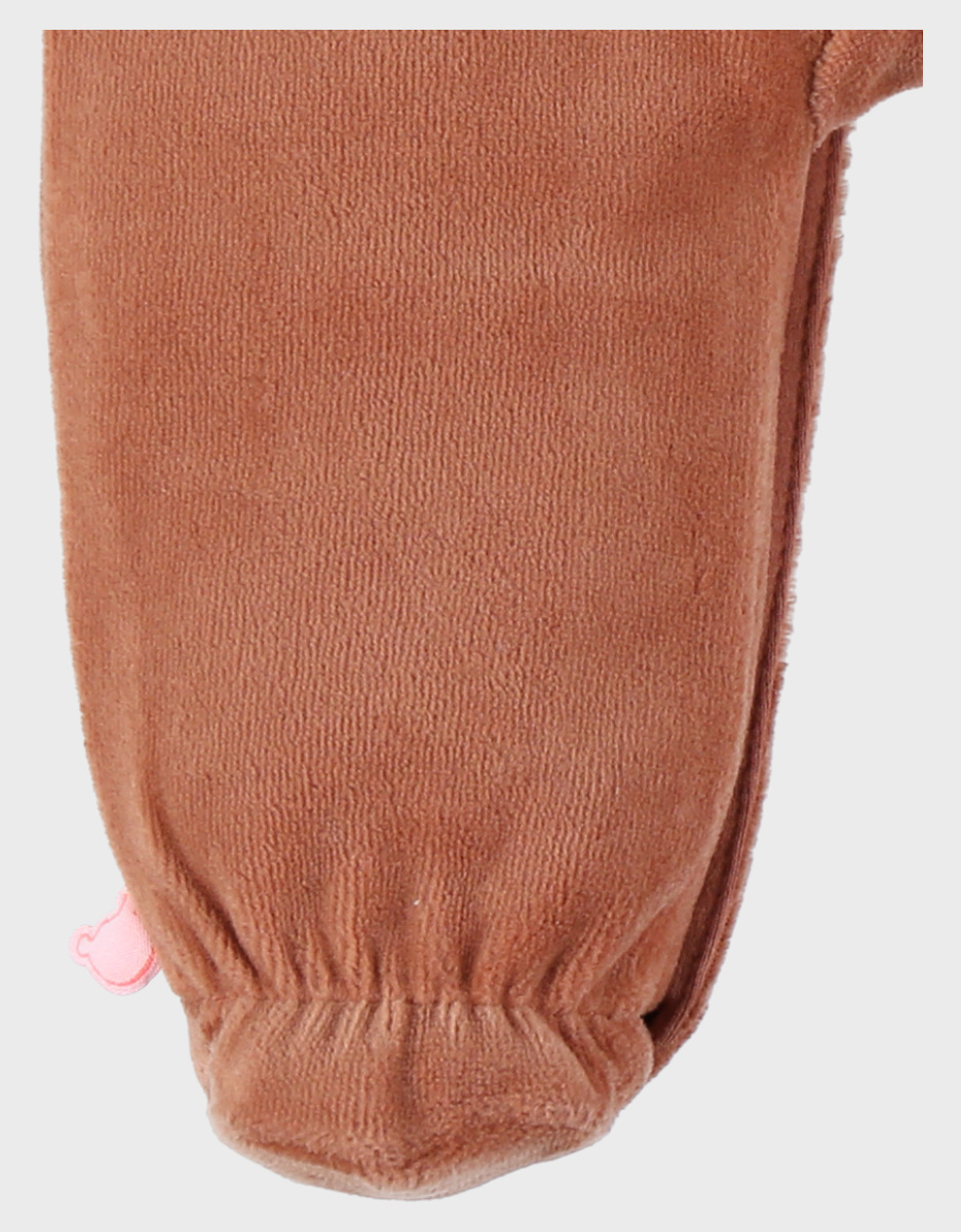 Roestkleurige babypyjama met dierenborduursel in fluweel

